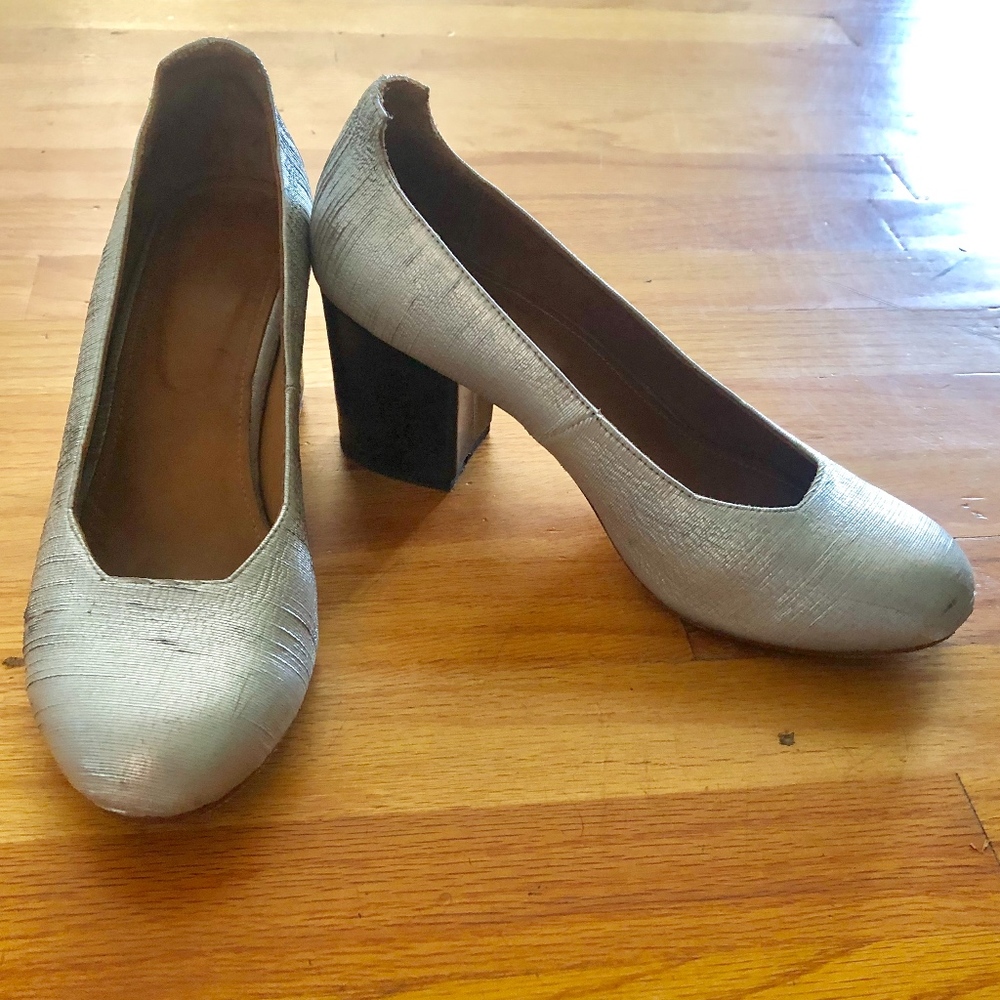 the palatines Silver round-toed pumps